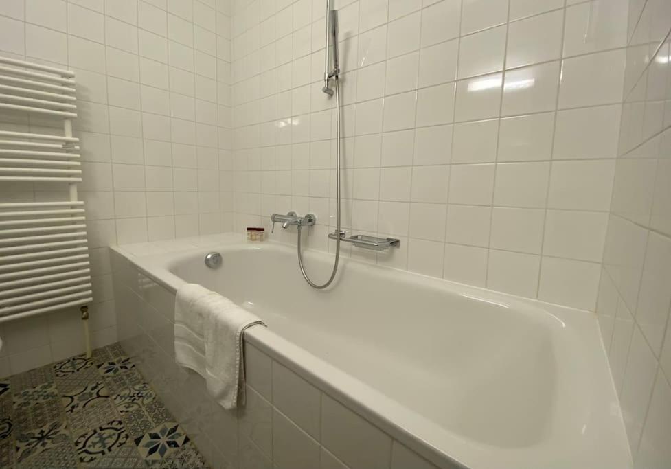V&V Centre نوشاتيل المظهر الخارجي الصورة